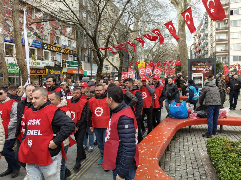 Y&uuml;zlerce kişi y&uuml;r&uuml;d&uuml;. Kocaeli'de ge&ccedil;inemiyoruz mitingi!