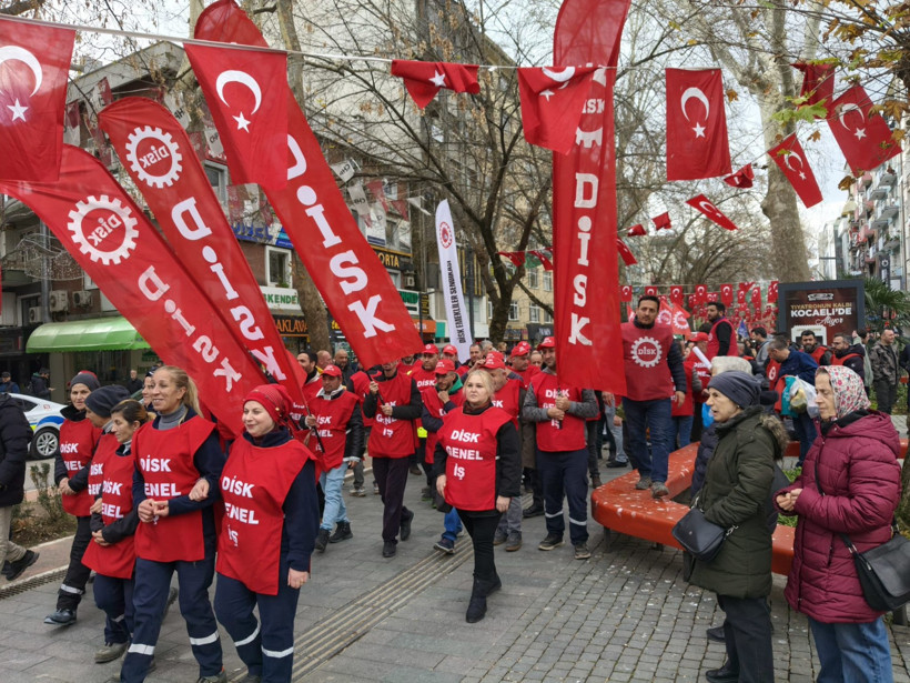Y&uuml;zlerce kişi y&uuml;r&uuml;d&uuml;. Kocaeli'de ge&ccedil;inemiyoruz mitingi!