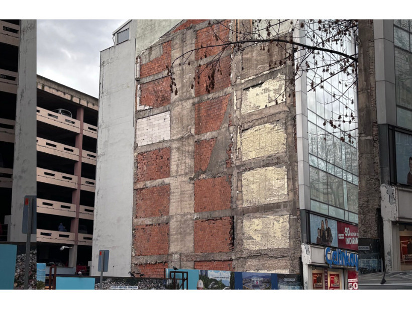 Yürüyüş Yolu’ndaki bina korku salıyor