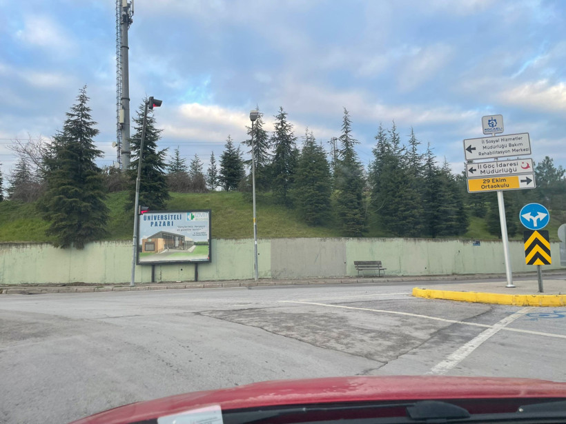 H&uuml;rriyet&rsquo;e mesaj mı? İzmit&rsquo;te Nevzat Doğan reklamları hortladı