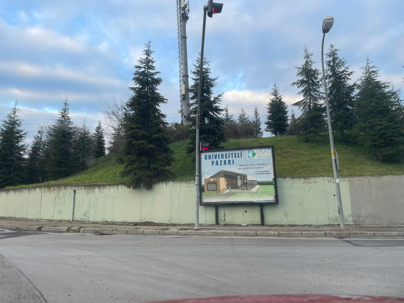 H&uuml;rriyet&rsquo;e mesaj mı? İzmit&rsquo;te Nevzat Doğan reklamları hortladı