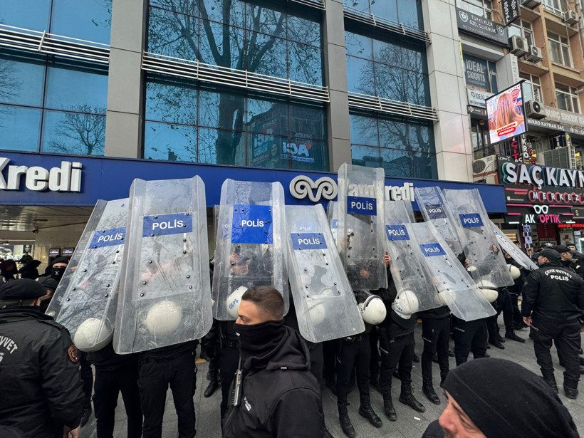 İzmit&rsquo;te tehdit alan DEM Parti y&uuml;r&uuml;ş&uuml;ne polisten g&ouml;r&uuml;lmemiş &ouml;nlem!