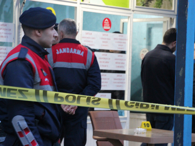 Komşuda dehşet! Emekli polis eşini ve MHP’li başkanı öldürdü