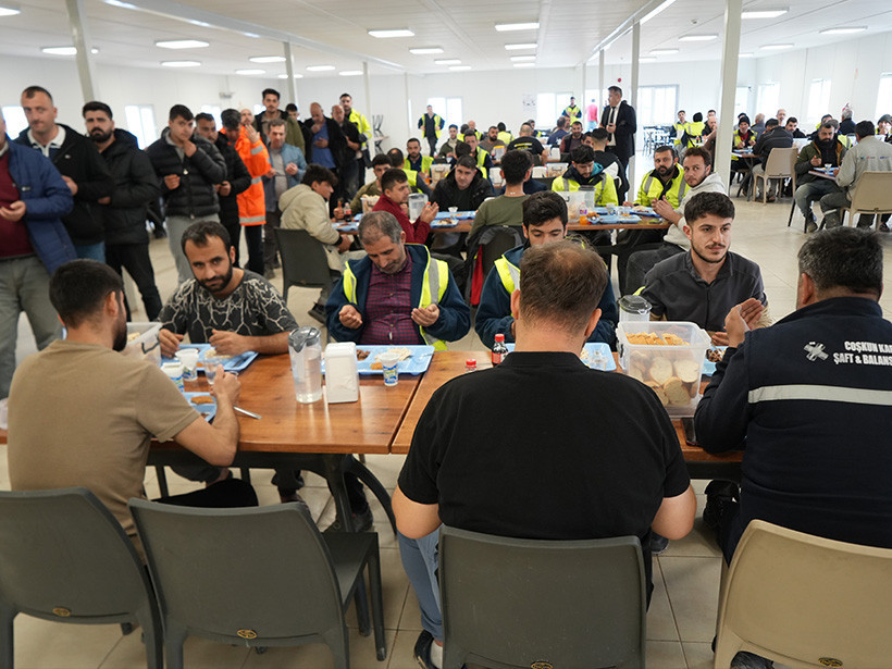 Körfezray işçileri deprem şehitlerini dualarla andı