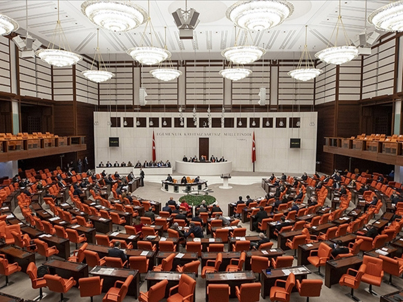 Meclis boş kaldı! Milletvekilleri deprem şehitlerini umursamadı!