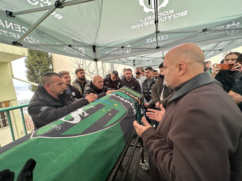 Protokol oradaydı: Kocaeli, trib&uuml;nden d&uuml;şen Harda'yı g&ouml;zyaşlarıyla uğurladı!