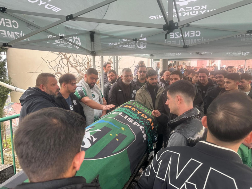 Protokol oradaydı: Kocaeli, trib&uuml;nden d&uuml;şen Harda'yı g&ouml;zyaşlarıyla uğurladı!