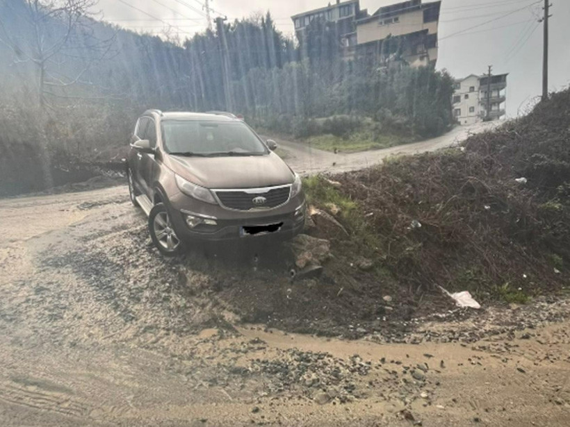 Yol böyle bırakılır mı? Biri bacağını kırdı diğeri aracıyla uçtu!