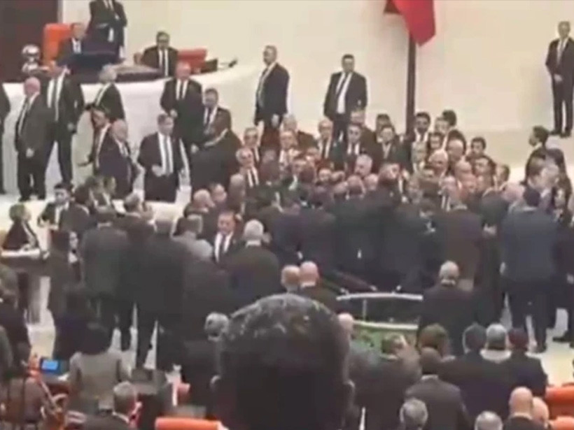 Meclis'te Akın Gürlek kavgası! Tekmeler yumruklar havada uçuştu!