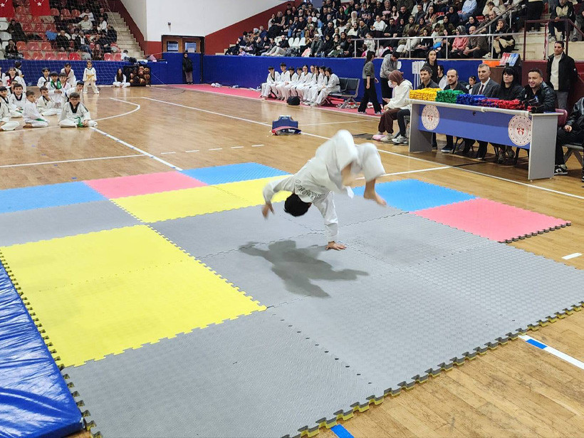Kocaeli’de 470 Taekwondo sporcusu kuşak atladı
