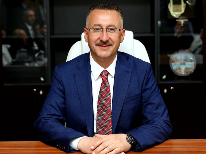 AKP’den komşuda ihraç kararı! Başkanının başını, sevgilisinin kızı yaktı