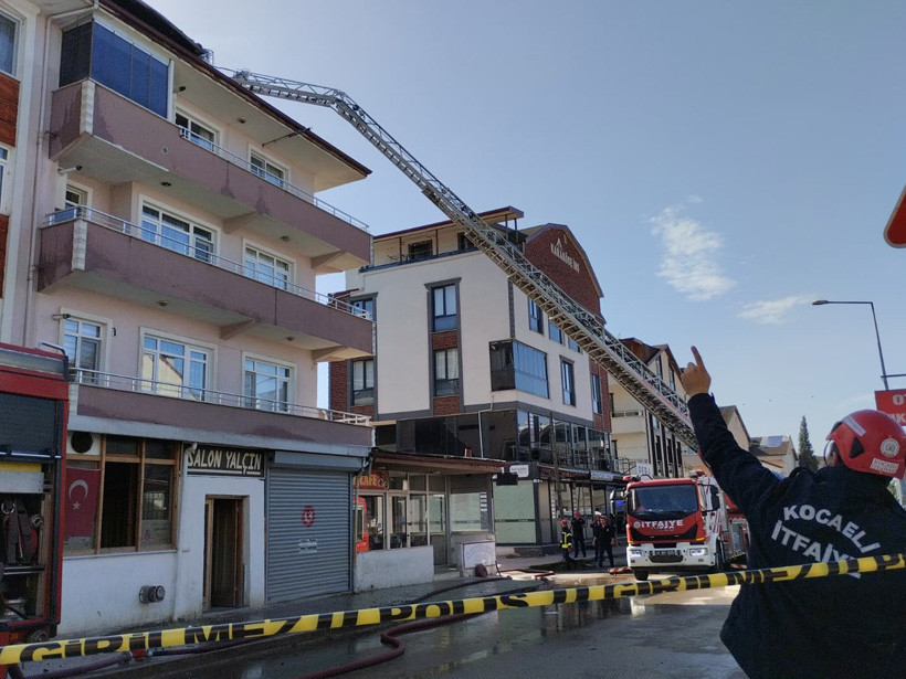 Kocaeli’de çatı katı alevlere teslim oldu
