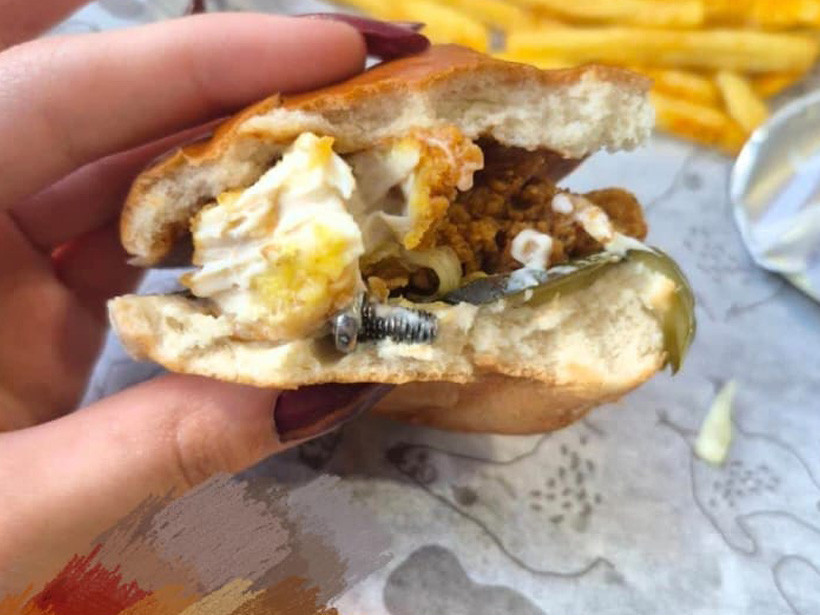 İzmit’te bir restoranda hamburgerden vida çıktığı iddia edildi