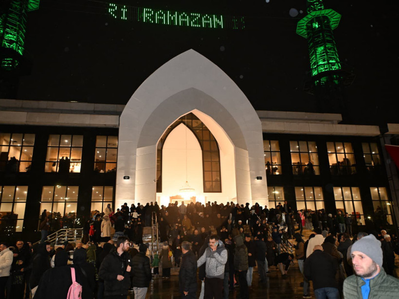 Kartepe Meydanı’ndaki cami ilk teravih ile ibadete açıldı