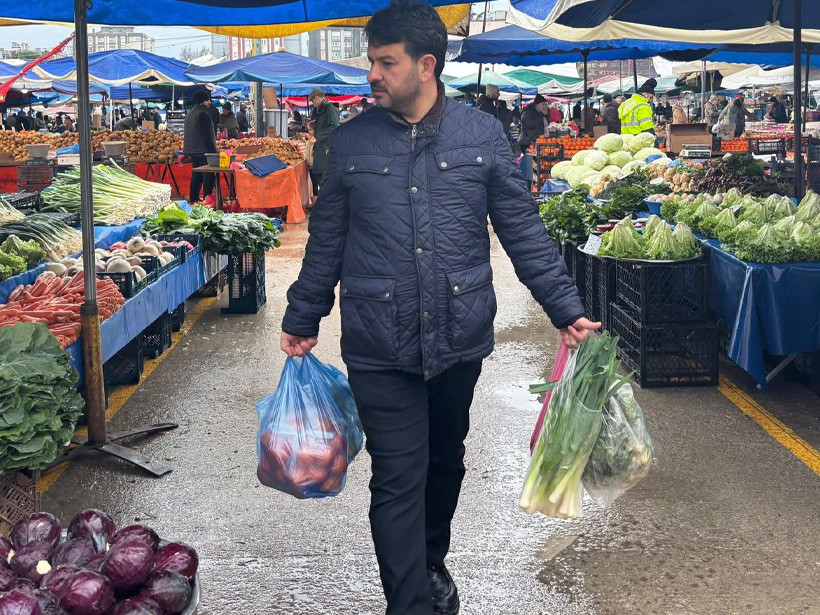 Hedefi koyan poşeti eline alıyor, Ercan Hürriyet’in izinde