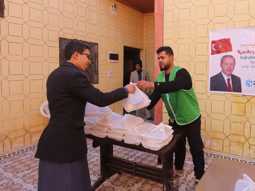 Suriye Rakka’da Büyükşehir’le her gün 1000 kişilik iftar