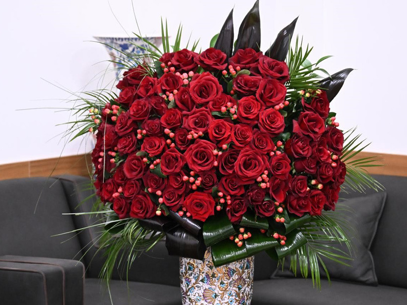 Bahçeli, Erdoğan’a 72 gül ve özel tasarım tablo gönderdi