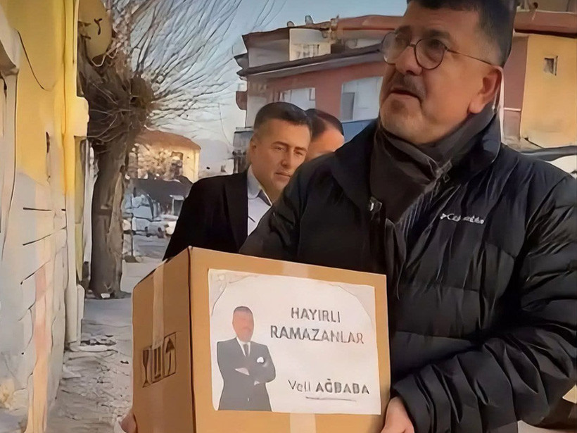 CHP'li vekil yardım kolilerine fotoğrafını bastırdı