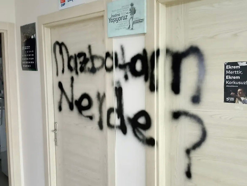 Tartışma &ccedil;ıkaran yazılar CHP K&ouml;rfez&rsquo;de o g&ouml;r&uuml;nt&uuml;ler duruyor!