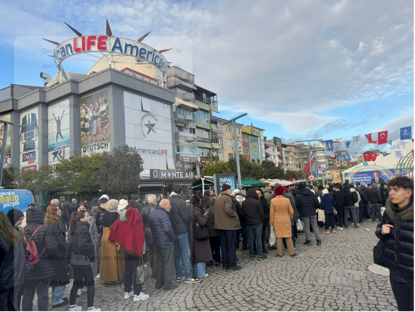 İzmit&rsquo;in merkezinde u&ccedil;suz bucaksız iftar kuyruğu!
