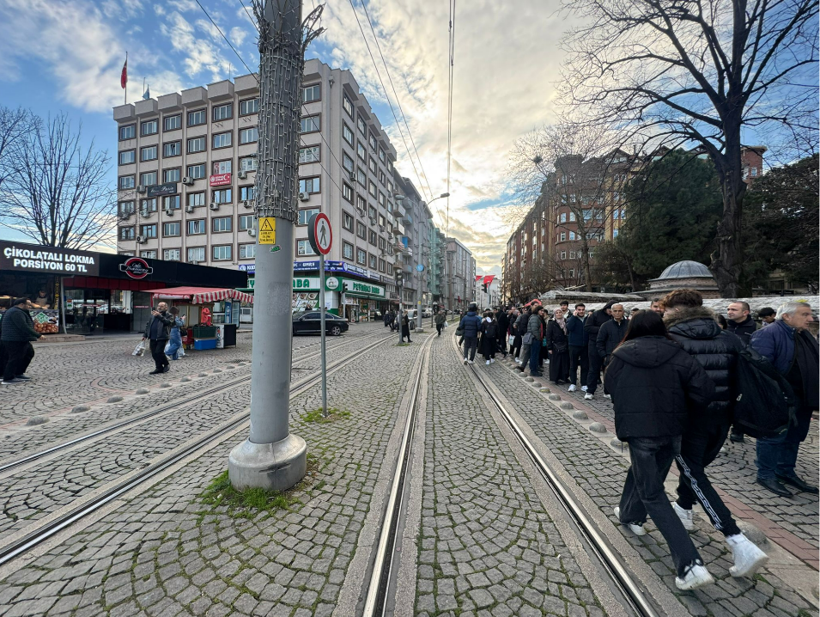 İzmit&rsquo;in merkezinde u&ccedil;suz bucaksız iftar kuyruğu!
