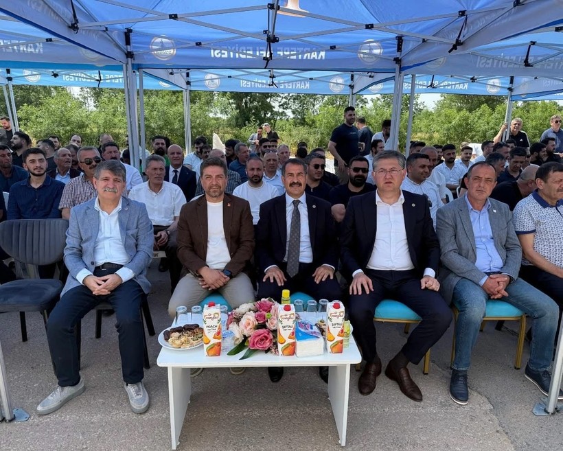 AKP ve CHP’yi Ağrılılar Kartepe’de buluşturdu