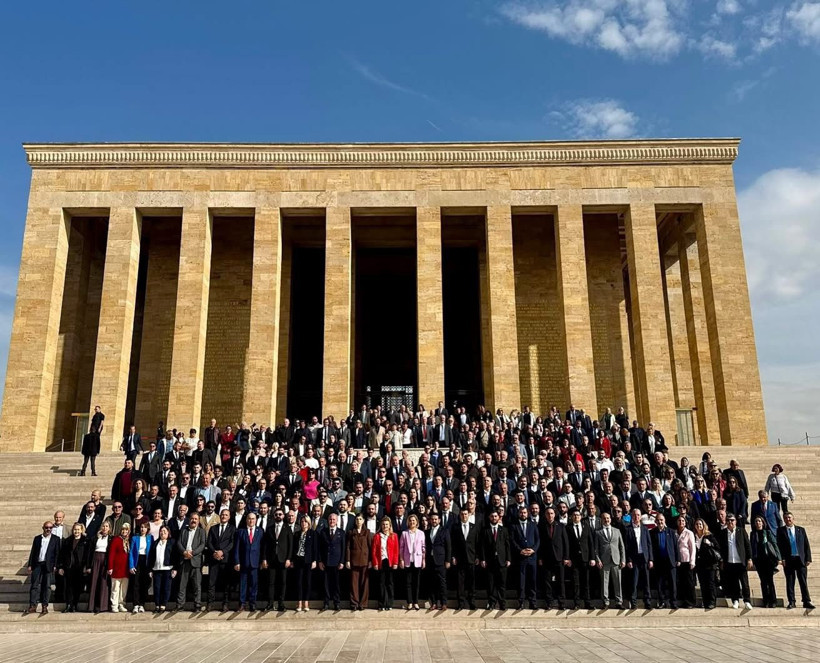 Hürriyet oy verenleri Ankara’yla ödüllendirdi, CHP’nin birlik fotoğrafı erken patladı!