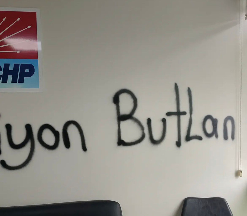 Tartışma &ccedil;ıkaran yazılar CHP K&ouml;rfez&rsquo;de o g&ouml;r&uuml;nt&uuml;ler duruyor!