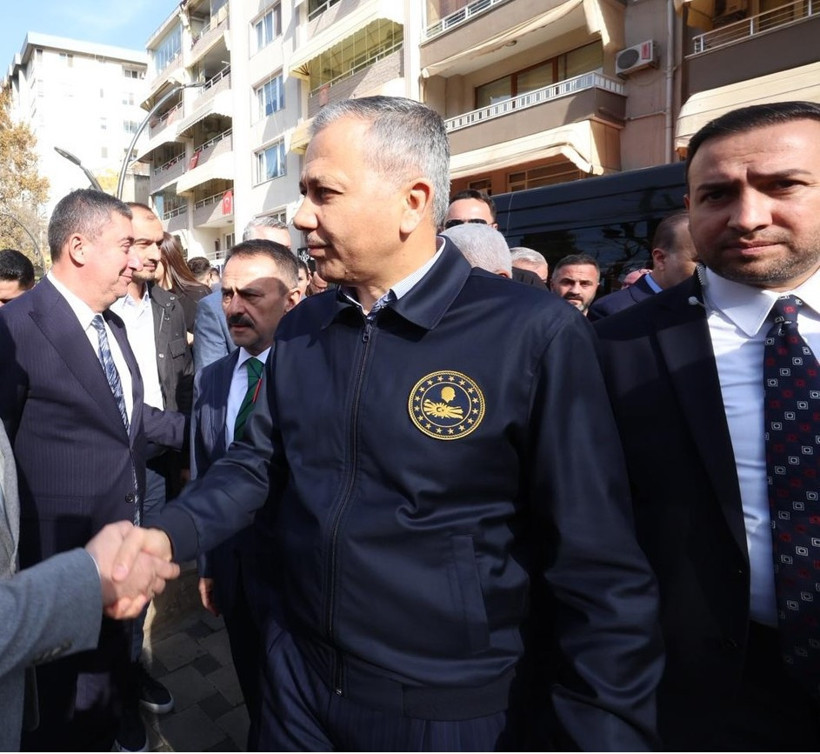 İçişleri Bakanı Yerlikaya Kocaeli'de! Namazını Yeni Cuma'da kıldı