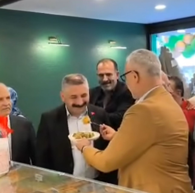 AKP’li başkan vekili CHP’li başkana elleriyle baklava yedirdi