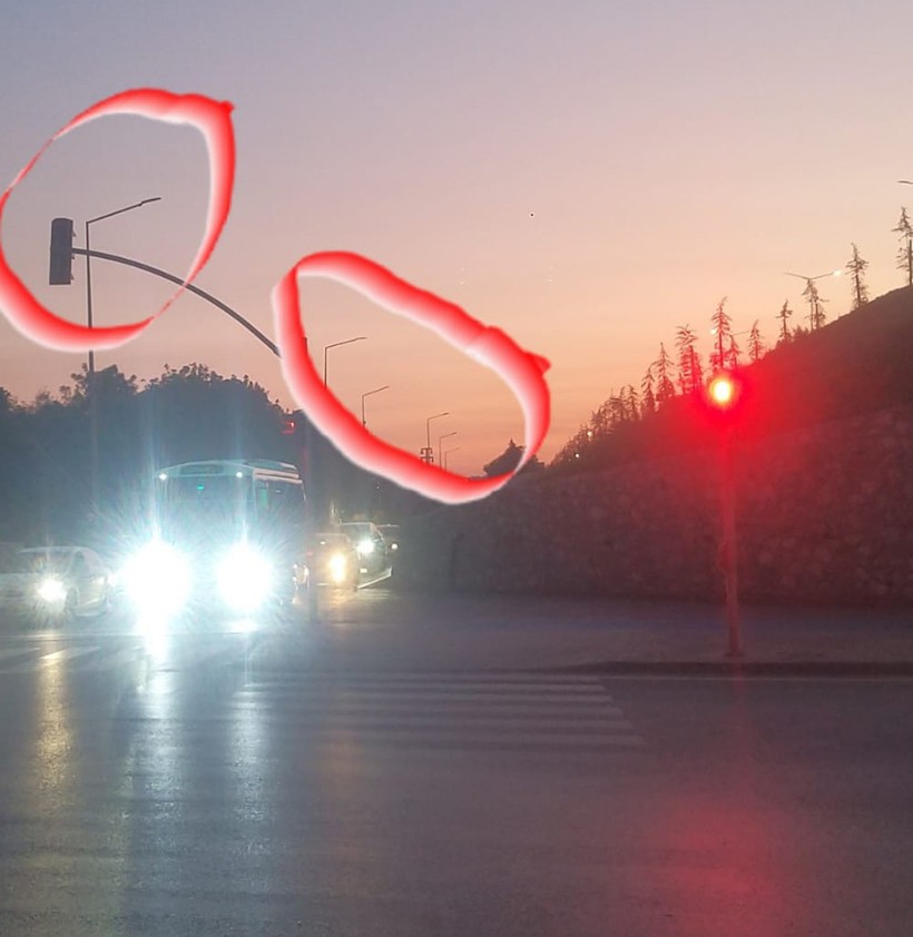 Yer: Kartepe! Çalışmıyor, trafik akışını tehlikeye atıyor!