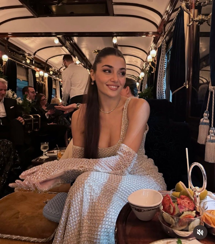 Hande Erçel’den romantik tatil pozları