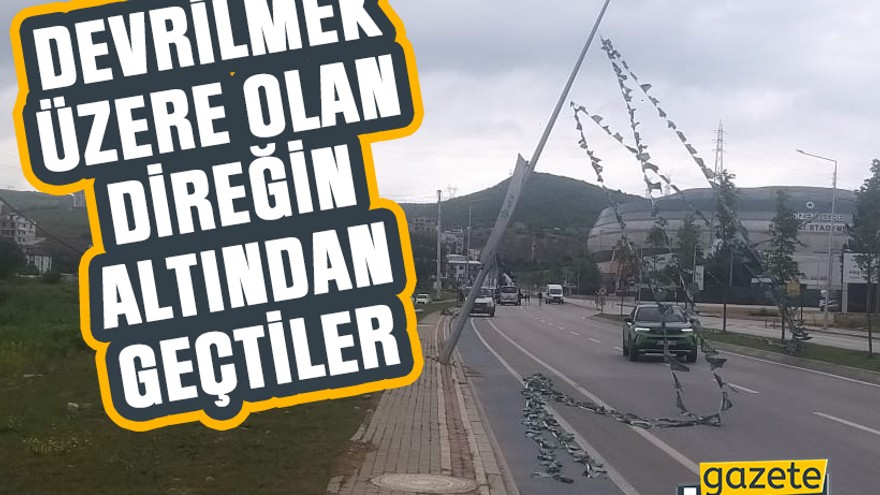 Kocaeli’de sürücüler devrilmek üzere olan direğin altından geçti