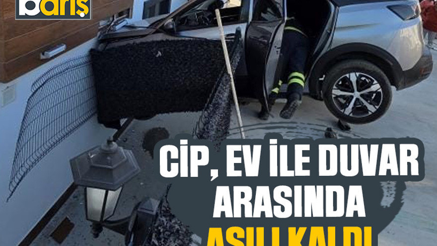 Başiskele’de cip, ev ile duvar arasında asılı kaldı