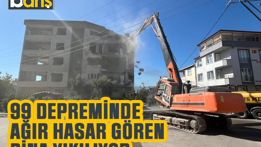 99 Depreminde ağır hasar gören bina yıkılıyor