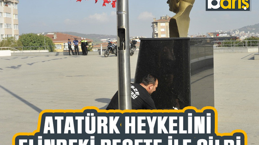 Atatürk heykelini elindeki peçete ile sildi