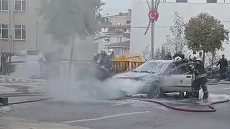 Seyir halindeki otomobil alev aldı