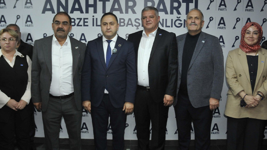 BBP’nin eski başkanı Anahtar Partisi’ne geçti