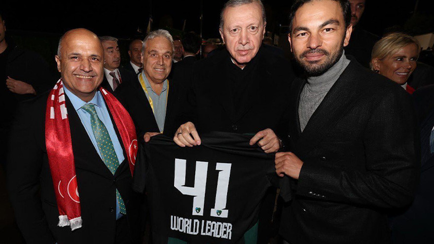 Cumhurbaşkanı Erdoğan’a “Dünya Lideri” yazılı Kocaelispor forması!