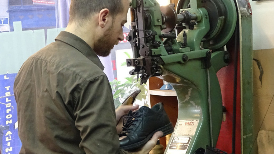 Ayakkabı tamircilerinde mesaiyi ikiye katladı