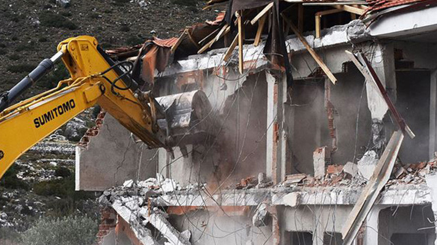 Ruhsatsız yapılar yıkılacaktı. İhale iptal oldu!