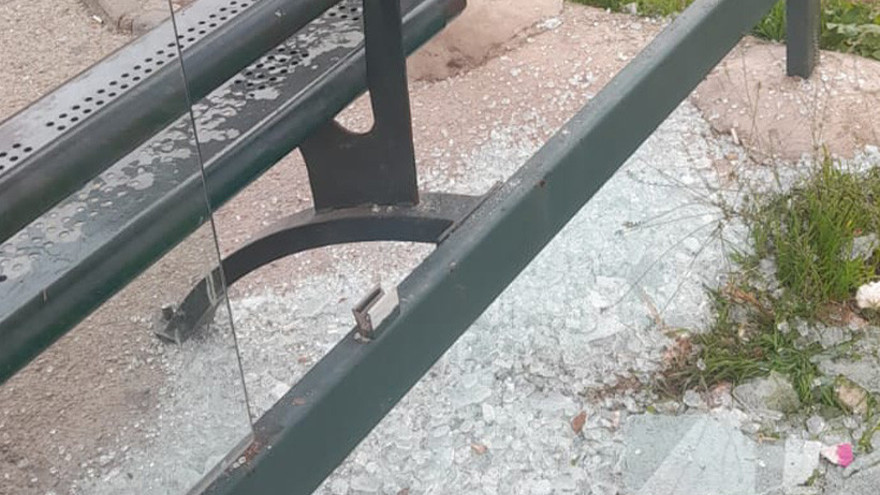 Yolcu duraklarını kim kırıyor?