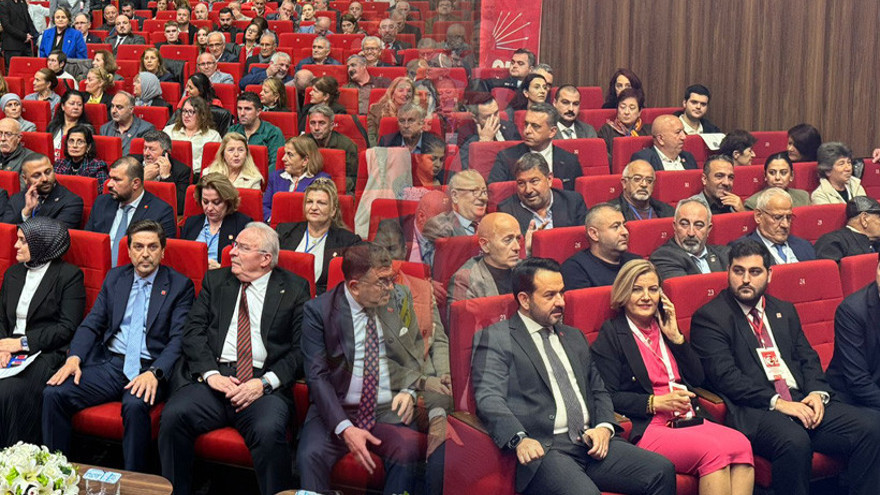 Protokolde de ayrıldılar, Sarı bir taraf Hürriyet bir taraf