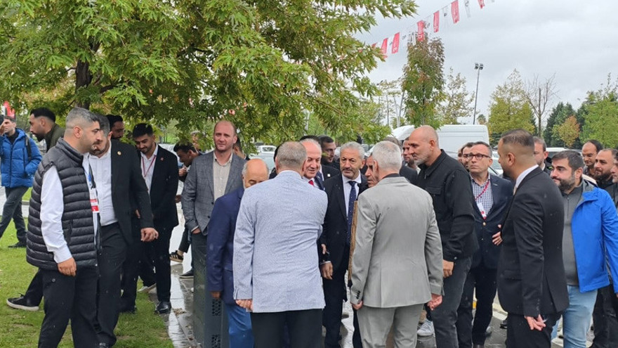 Arcan belediye personellerinin sloganlarıyla salona geldi