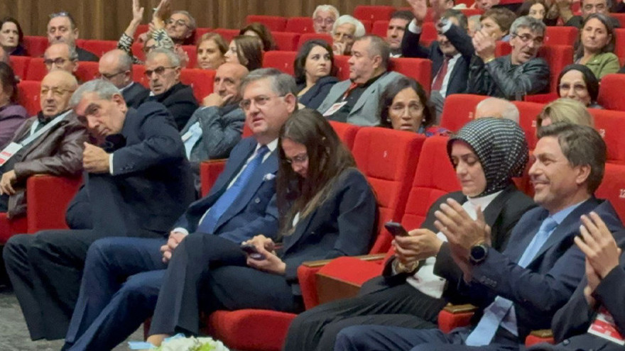 Sarı gülerek alkışladı, Yıldızlı ise bakakaldı