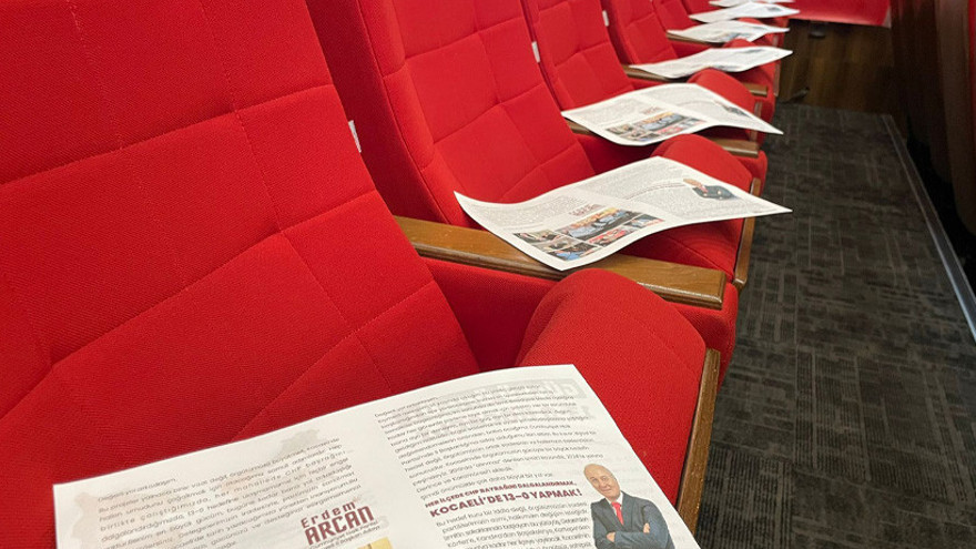 Erdem Arcan’ın ekibinden salonda her sandalyeye bröşür