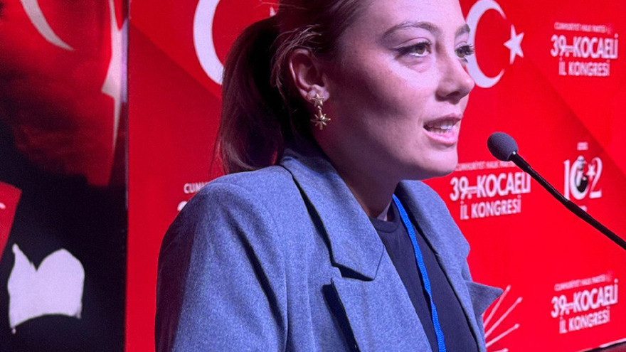CHP’li gençlerin genel başkan yardımcısı parti büyüklerine verdi veriştirdi
