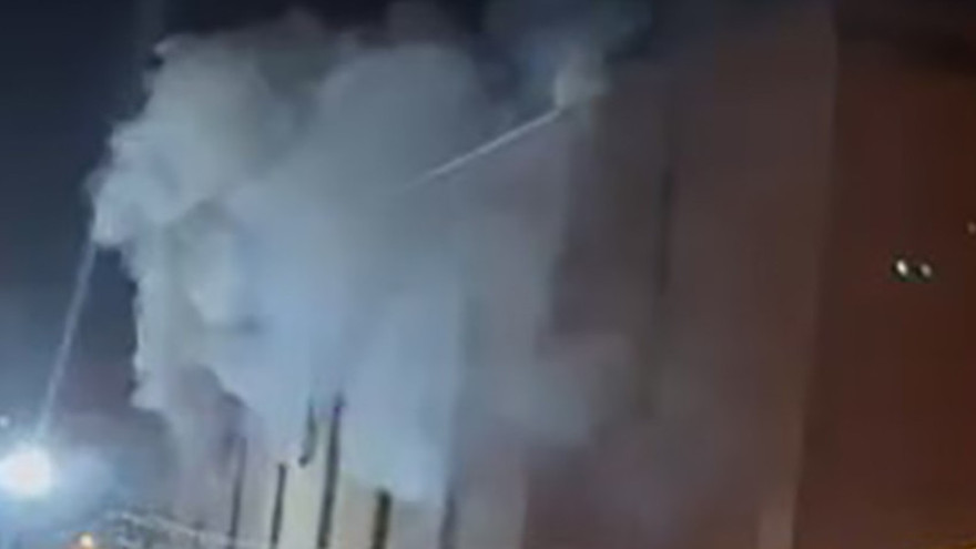 Körfez'de 4 katlı mobilya deposunda yangın