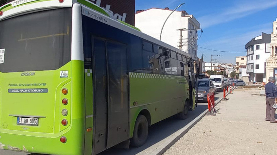 Darıca’da otobüs şoförü yolunda ortasında durdu