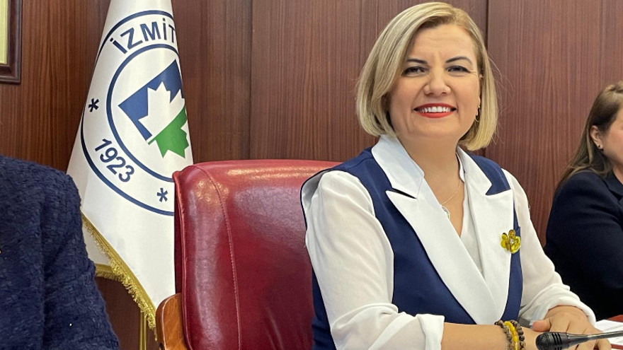 Manidar tercih: Hürriyet, meclise mavi beyaz elbiseyle geldi